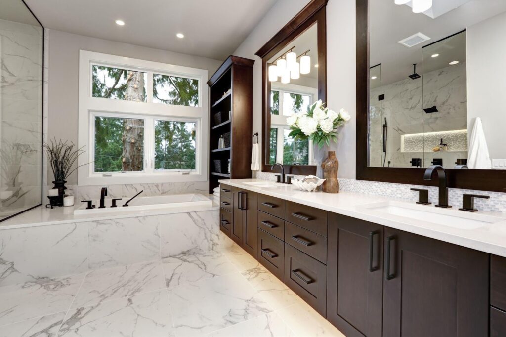 Bathroom-with-white-sink-and-wooden-mirror-2